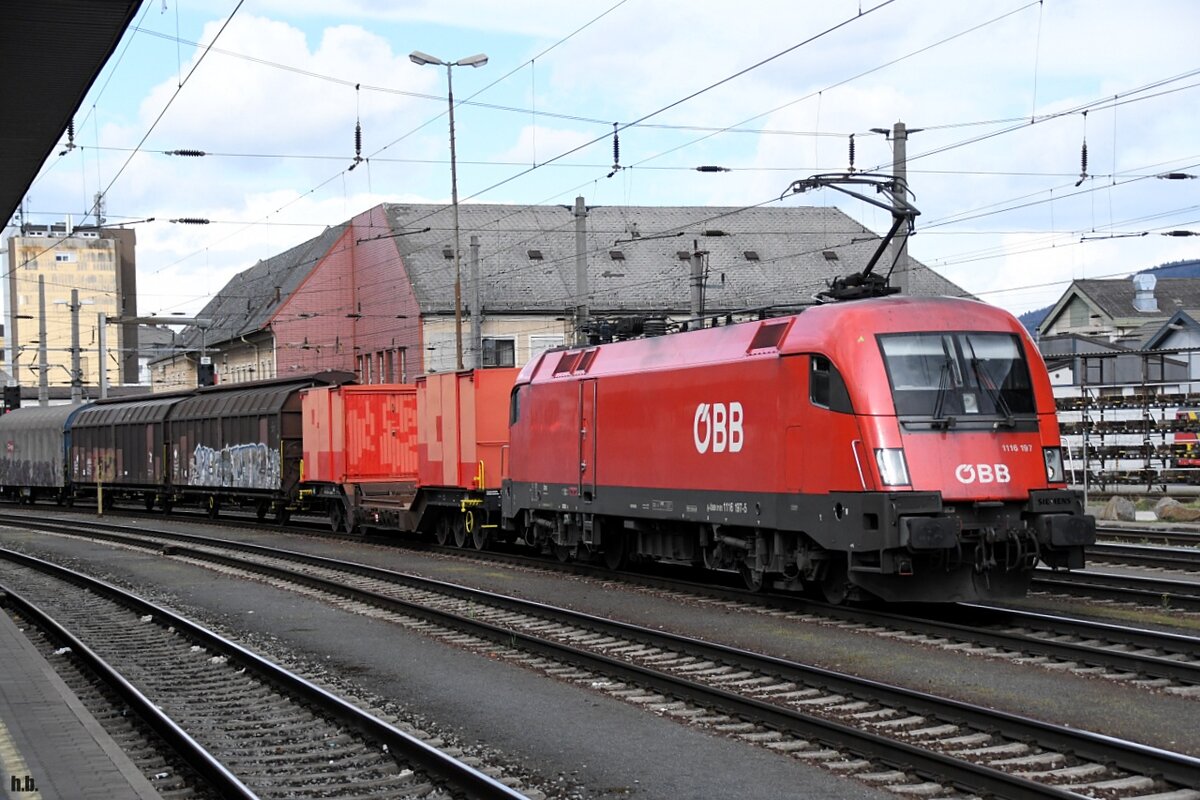 1116 197 fuhr mit einen containerzug durch linz,04.09.22