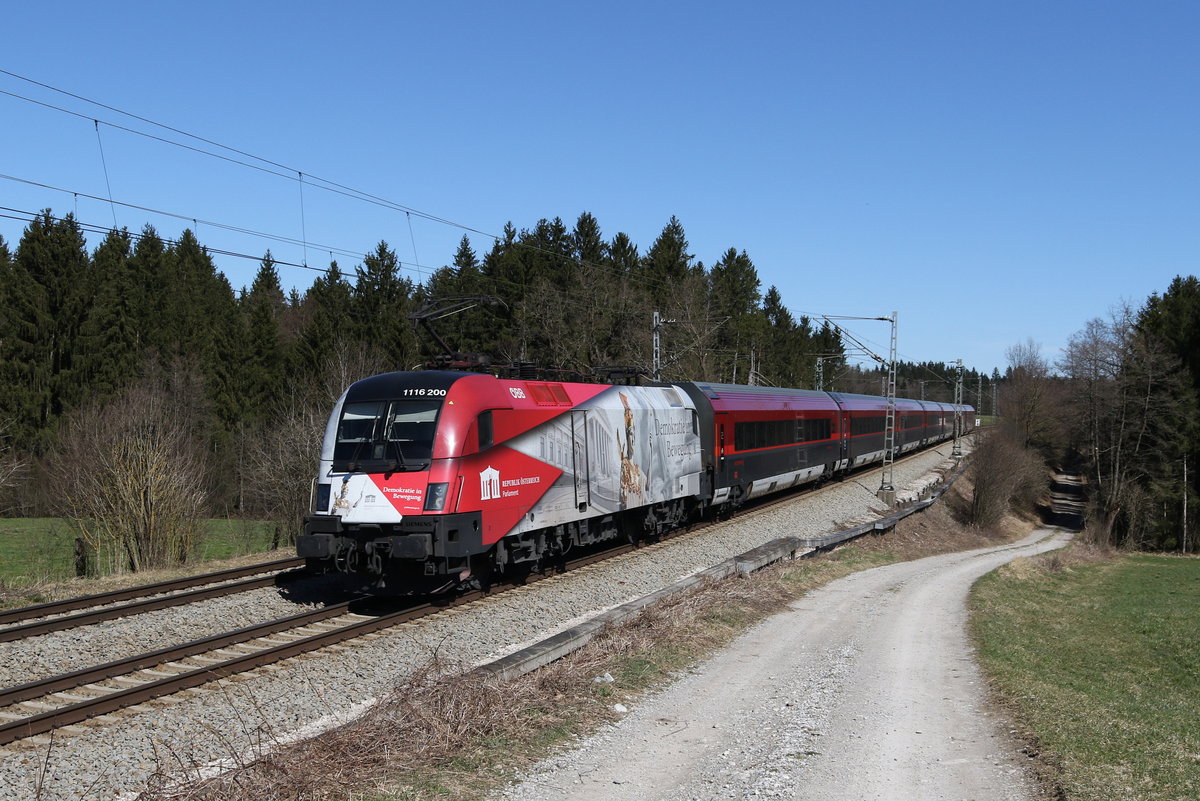 1116 200  Demokratie in Bewegung  schob am 16. Mrz 2020 bei Grabensttt im Chiemgau einen Railjet in Richtung Salzburg.