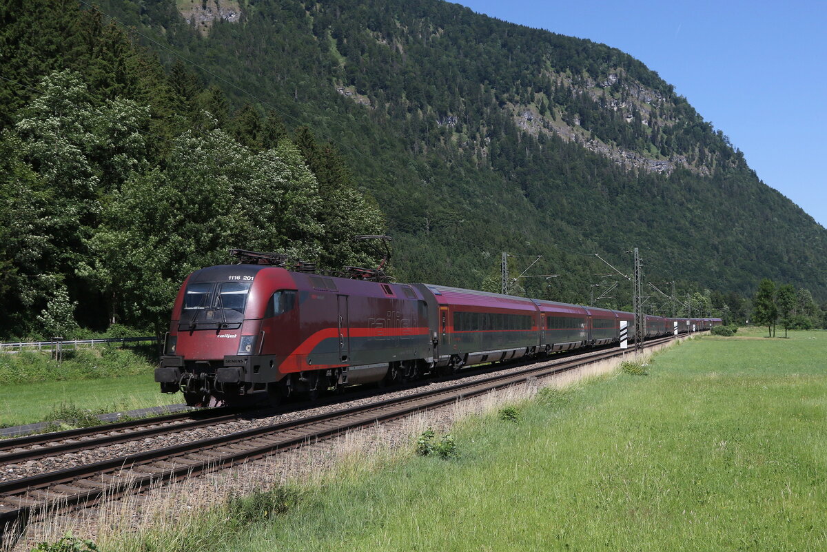 1116 201 auf dem Weg nach Kufstein am 29. Juni 2023 bei Niederaudorf.