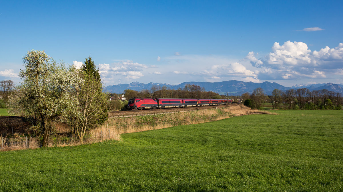 1116 204 mit einem Railjet am 10. April 2017 bei Rann.