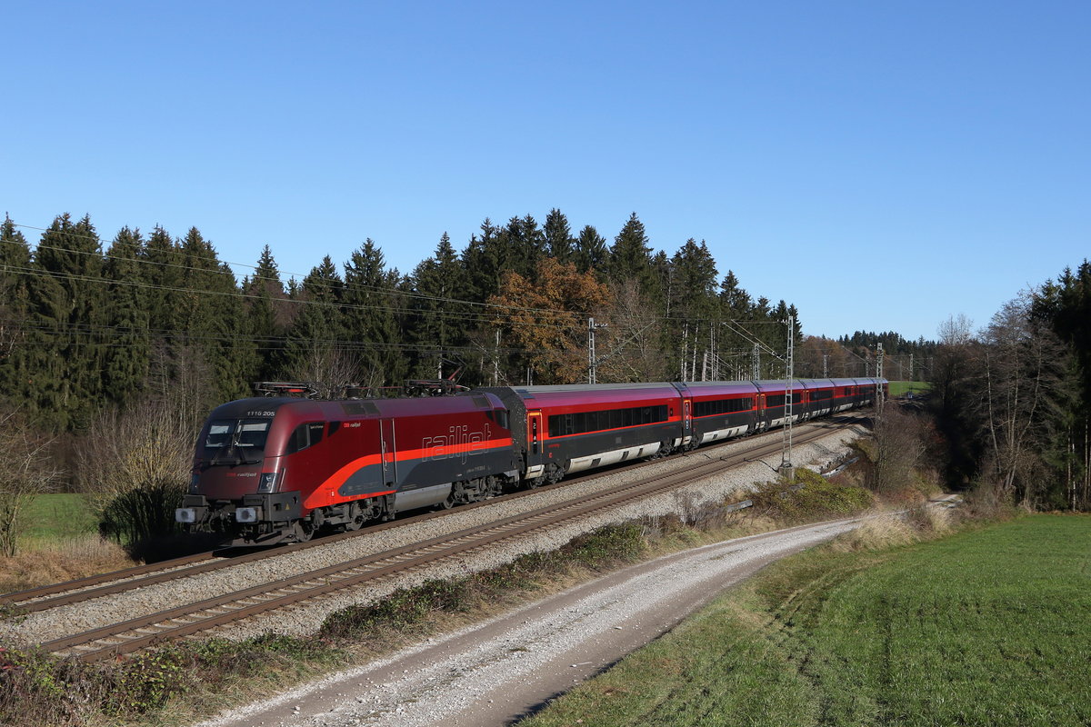 1116 205 aus Salzburg kommend am 18. November 2020 bei Grabensttt im Chiemgau.