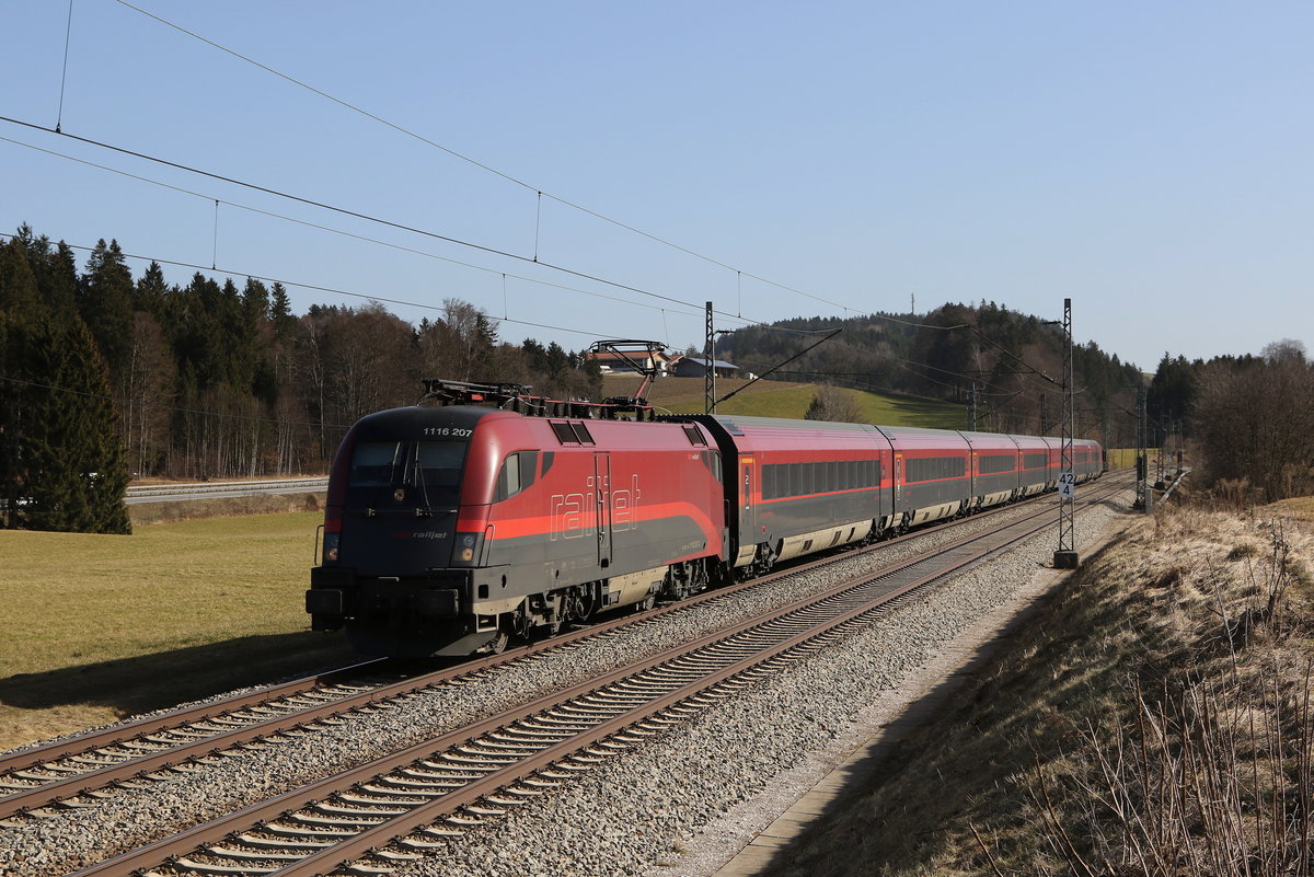 1116 207 aus Salzburg kommend am 25. Februar 2021 bei Grabensttt im Chiemgau.