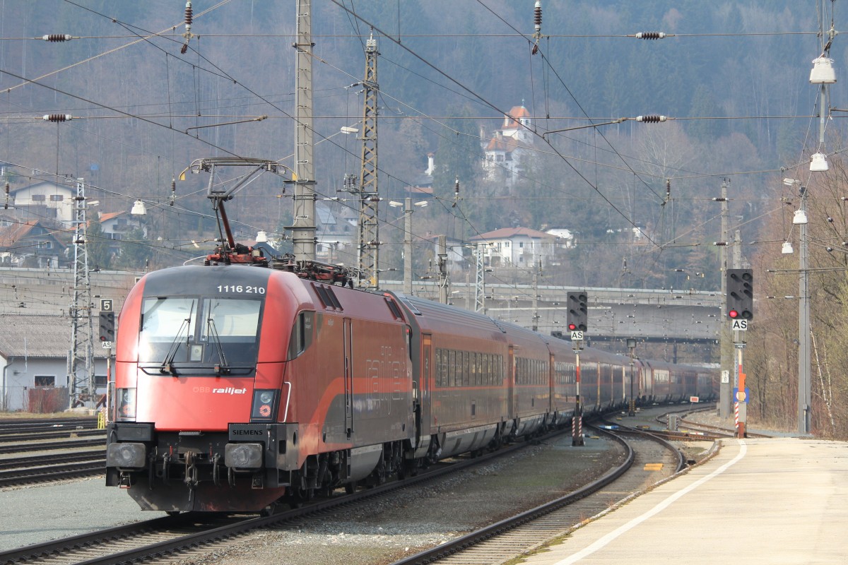 1116 210-6 bei der Ausfahrt aus dem Bahnhof von Kufstein am 29. Mrz 2013.