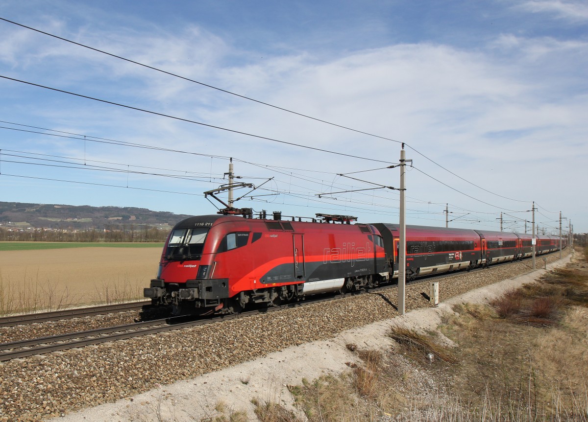 1116 211-4 war am 20. Mrz 2014 bei Grosierning in Richtung St. Plten unterwegs.