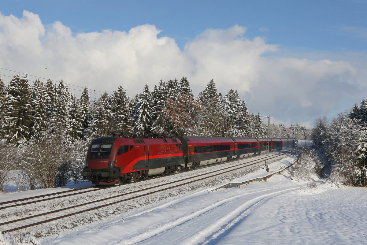 1116 212 aus Salzburg kommend am 12. Dezember 2022 bei Grabensttt im Chiemgau.