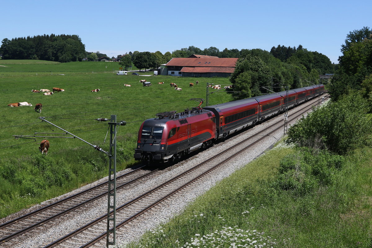 1116 214 aus Salzburg kommend am 12. Juni 2020 bei Bad Endorf im Chiemgau.