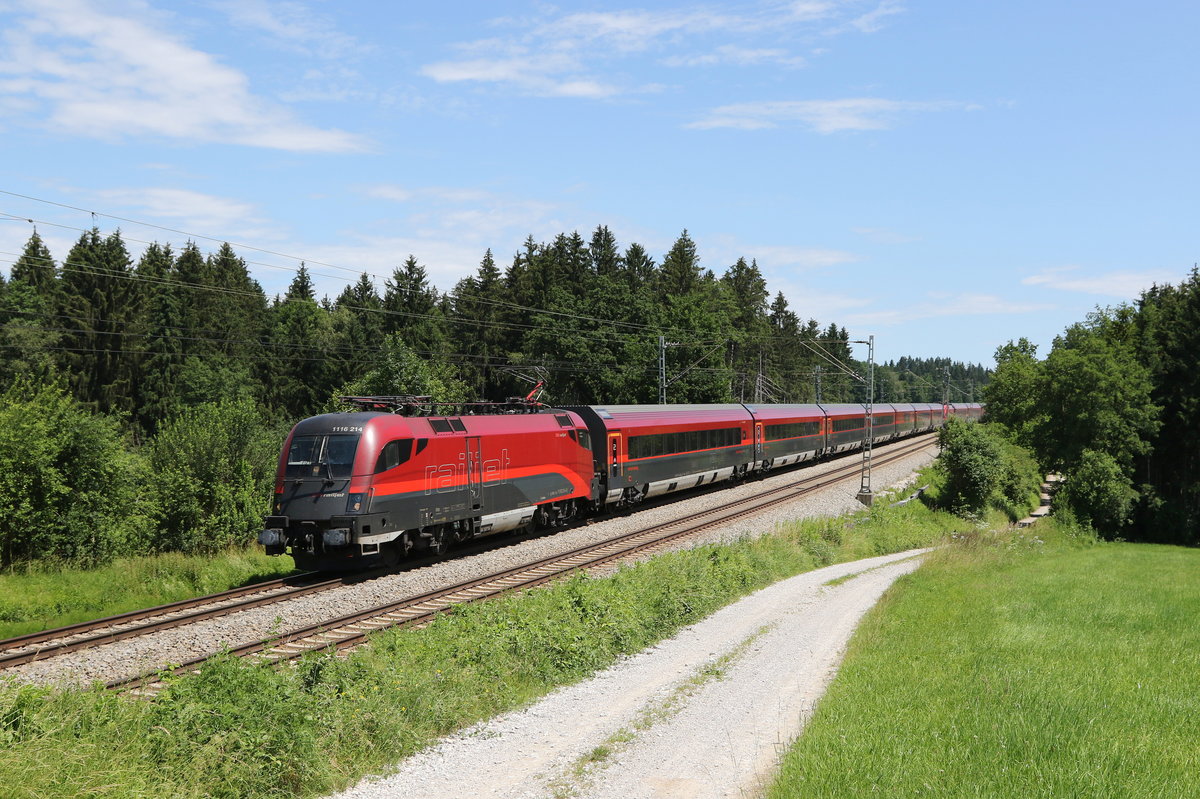 1116 214 aus Salzburg kommend am 1. Juli 2020 bei Grabenstätt im Chiemgau.