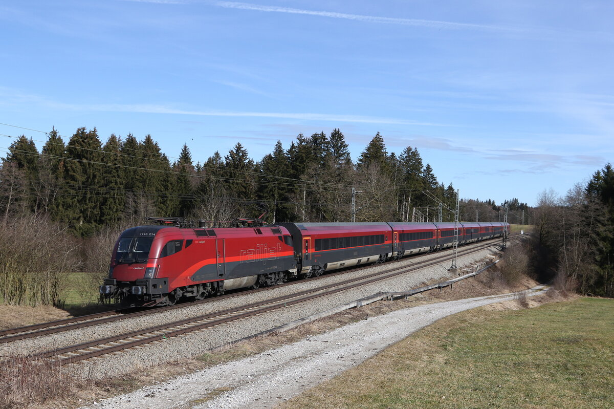 1116 214 aus Salzburg kommend am 21. Februar 2023 bei Sossau im Chiemgau.