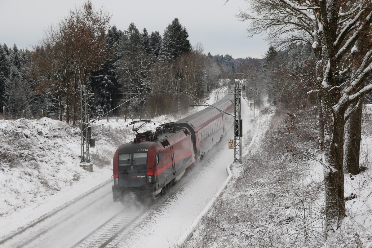 1116 216-3 war am 27. Dezember 2014 bei Sossau schiebend in Richtung Salzburg im Einsatz.