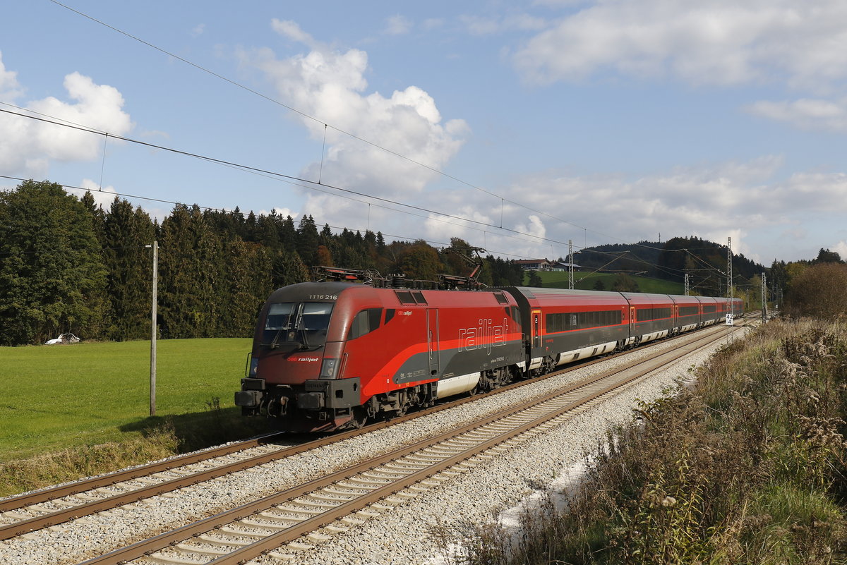 1116 216 mit einem  Railjet  unterwegs in Richtung Rosenheim. Aufgenommen am 21. Oktober 2018 bei Grabensttt.