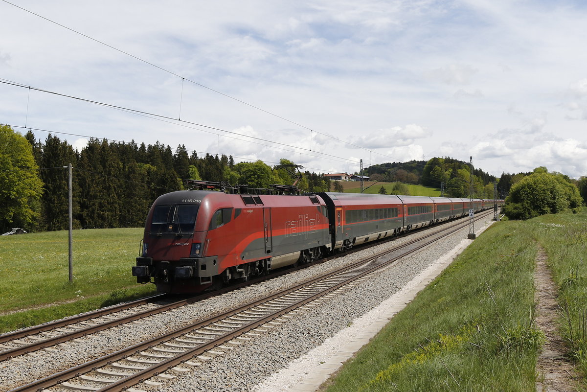 1116 216 mit einer  Railjet-Doppelgarnitur  aus Salzburg kommend am 9. Mai 2019 bei Grabensttt.