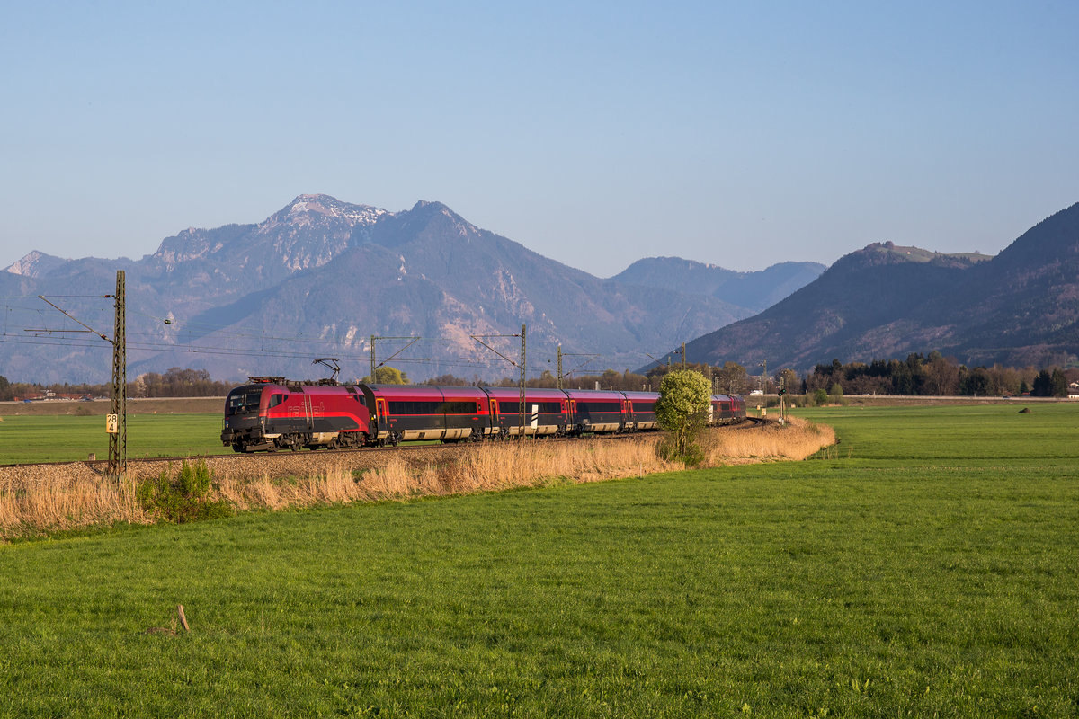 1116 219 aus Salzburg kommend am 9. April 2017 bei Bernau am Chiemsee.