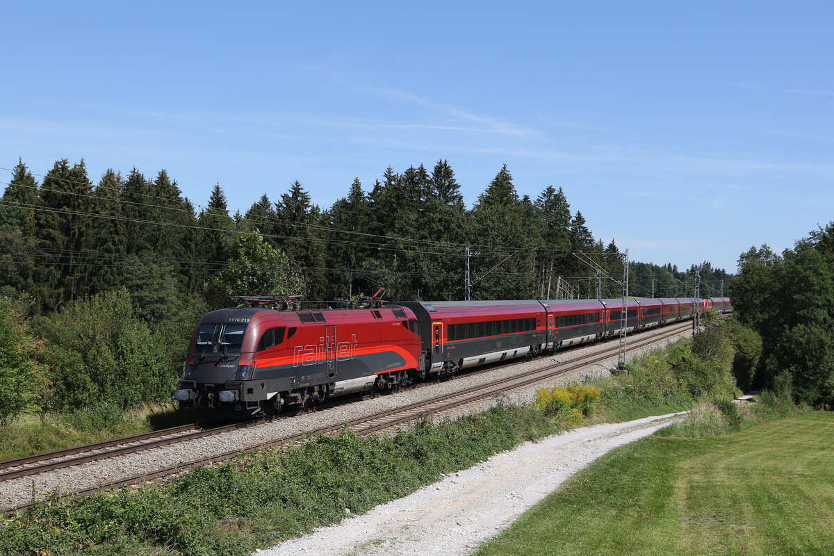 1116 219 aus Salzburg kommend am 2. September 2022 bei Grabensttt im Chiemgau.