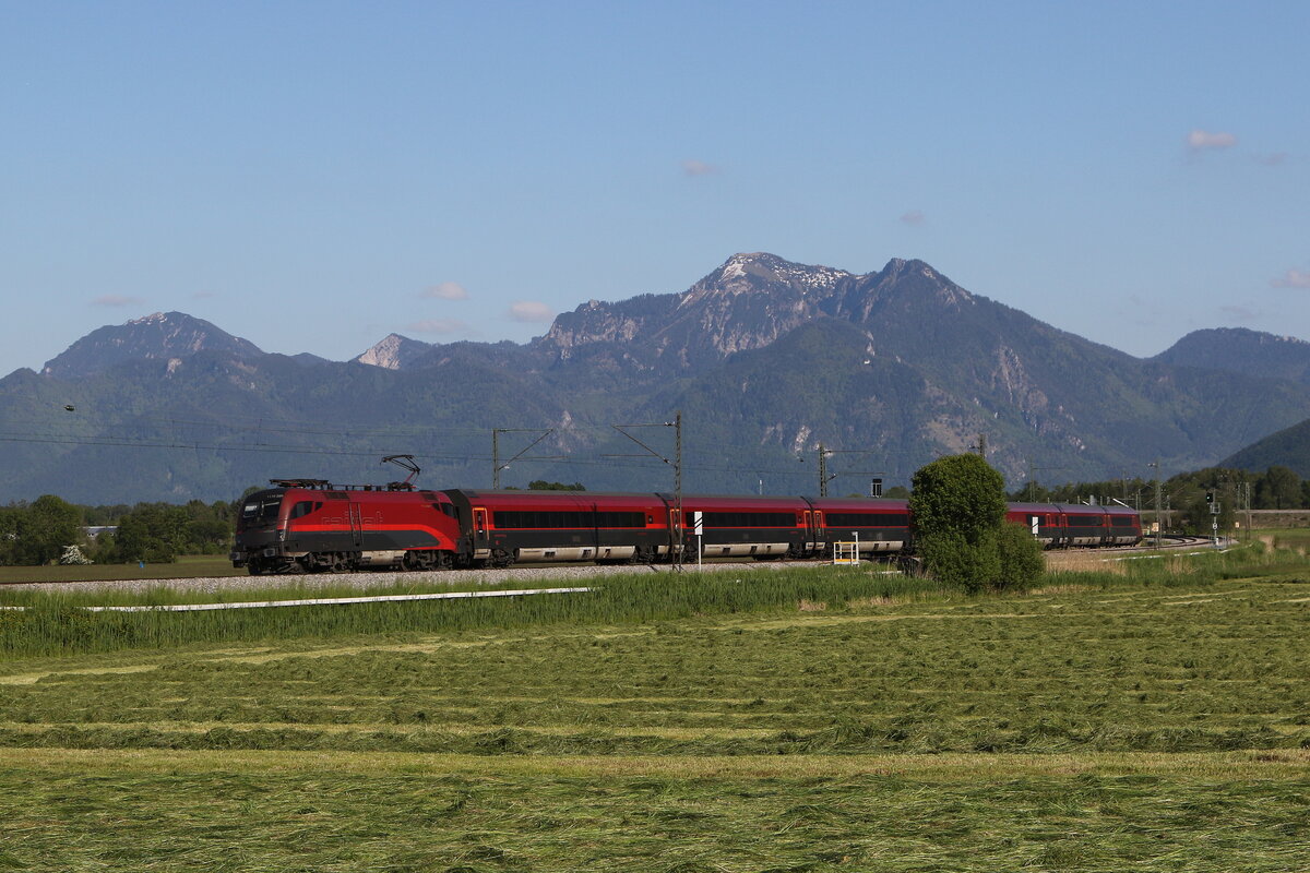 1116 220 aus Salzburg kommend am 31. Mai 2021 bei Bernau am Chiemsee.