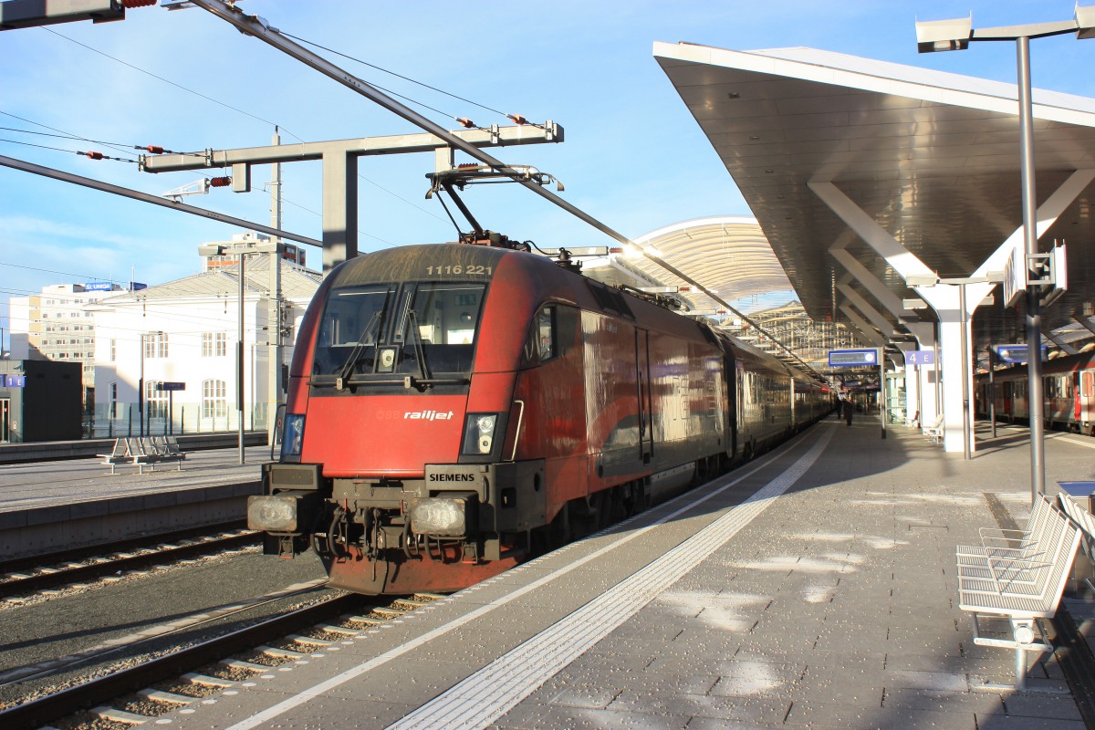 1116 221-3 steht am 6. Januar 2014 abfahrbereit im Salzburger Hauptbahnhof.