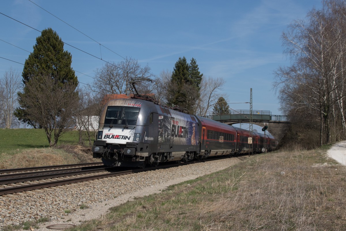 1116 222-1 auf dem Weg nach Salzburg am 10. April 2015 bei Übersee am Chiemsee.