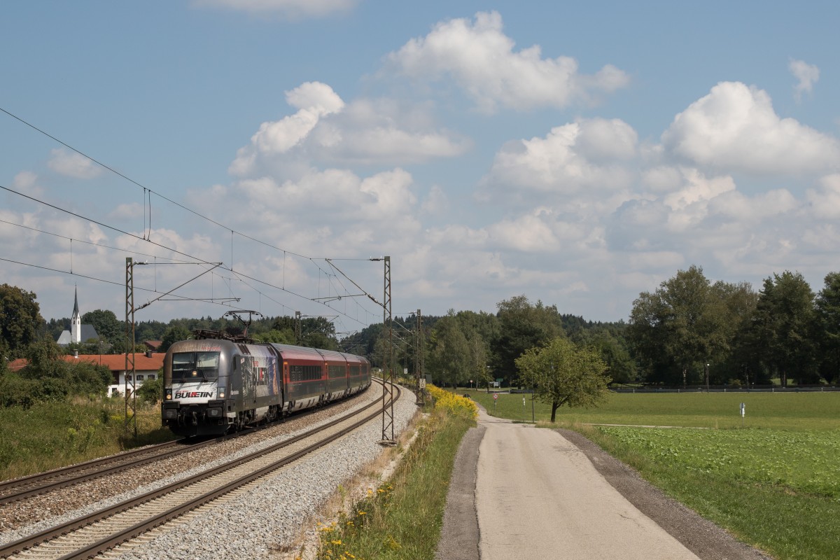 1116 222  Red Bulletin  mit einem Railjet am 18. August 2015 bei Baierbach.