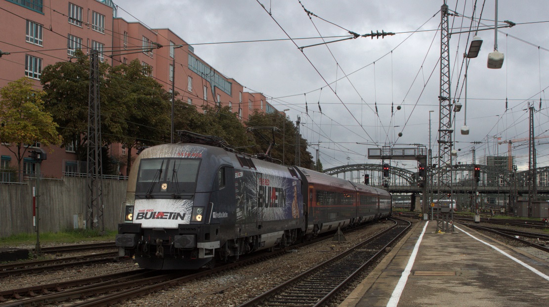 1116 222 ( The Red Bulletin ) am 12.09.14 bei der Einfahrt in den Münchner Hbf