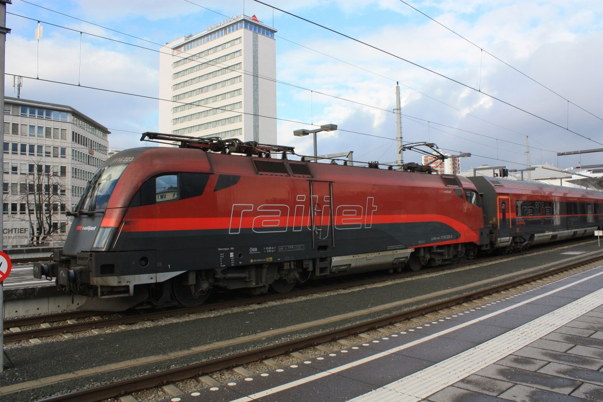 1116 223-9 am 30. November 2013 im Salzburger Hauptbahnhof.