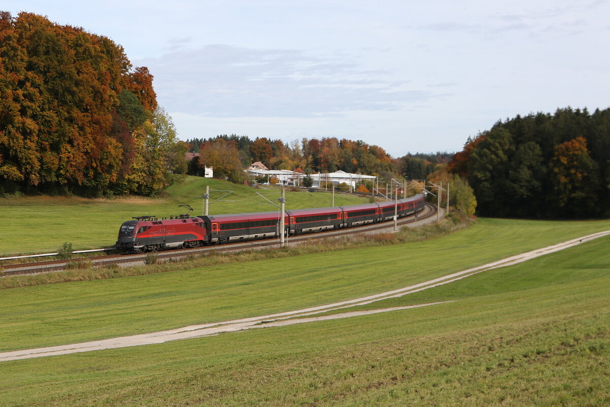 1116 223 aus Salzburg kommend am 21. Oktober 2025 bei Axdorf im Chiemgau.