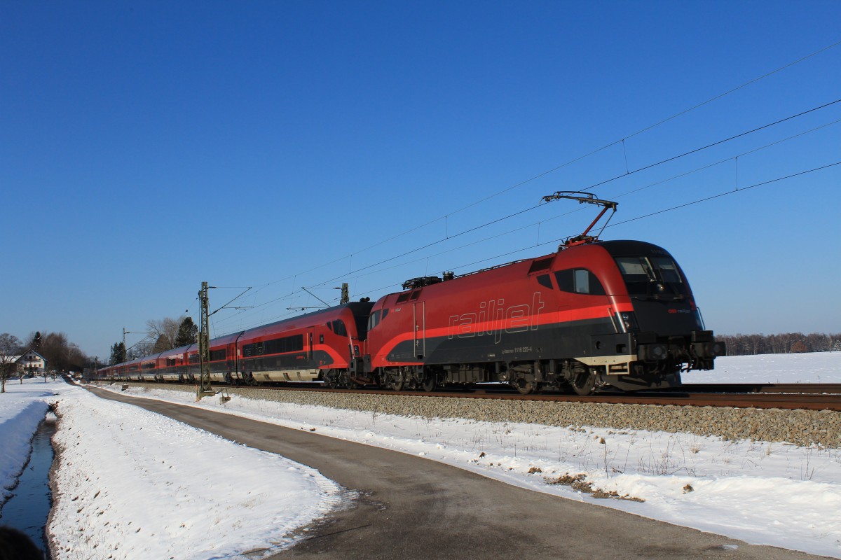 1116 225-4 vor dem Steuerwagen auf dem Weg nach Salzburg am 10. Februar 2013 bei bersee.