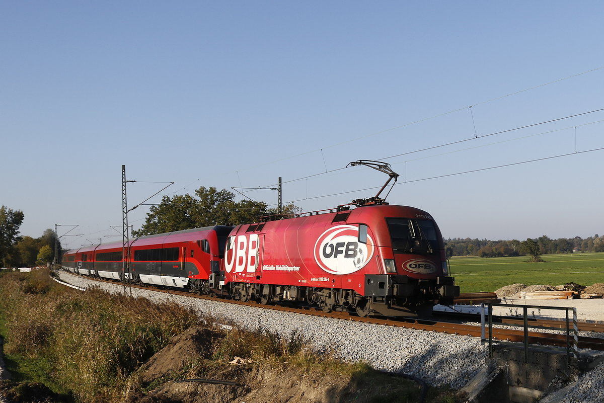 1116 225  FB  zog am 13. Oktober 2018 einen  Railjet  in Richtung Salzburg. Aufgenommen bei Bernau am Chiemsee.