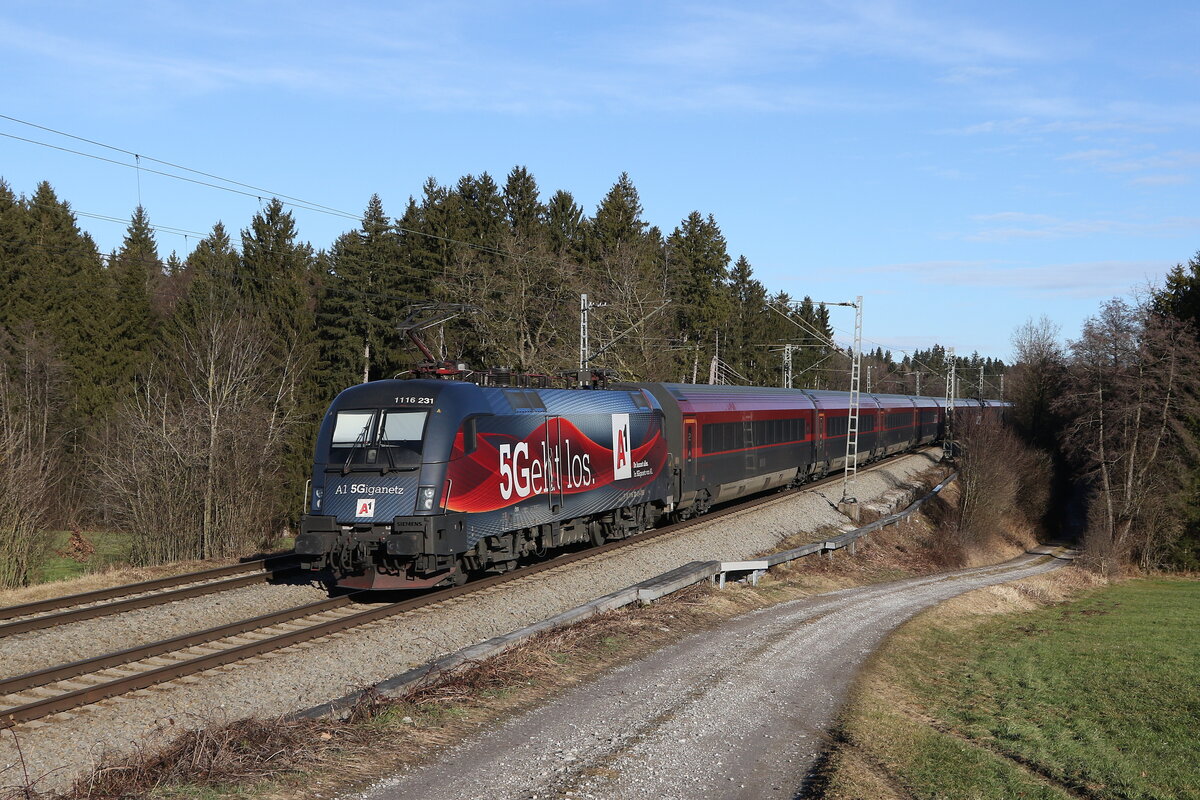 1116 231  5 Geht los  schob am 27. Dezember 2021 einen Railjet in Richtung Salzburg. aufgenommen bei Grabensttt im Chiemgau.