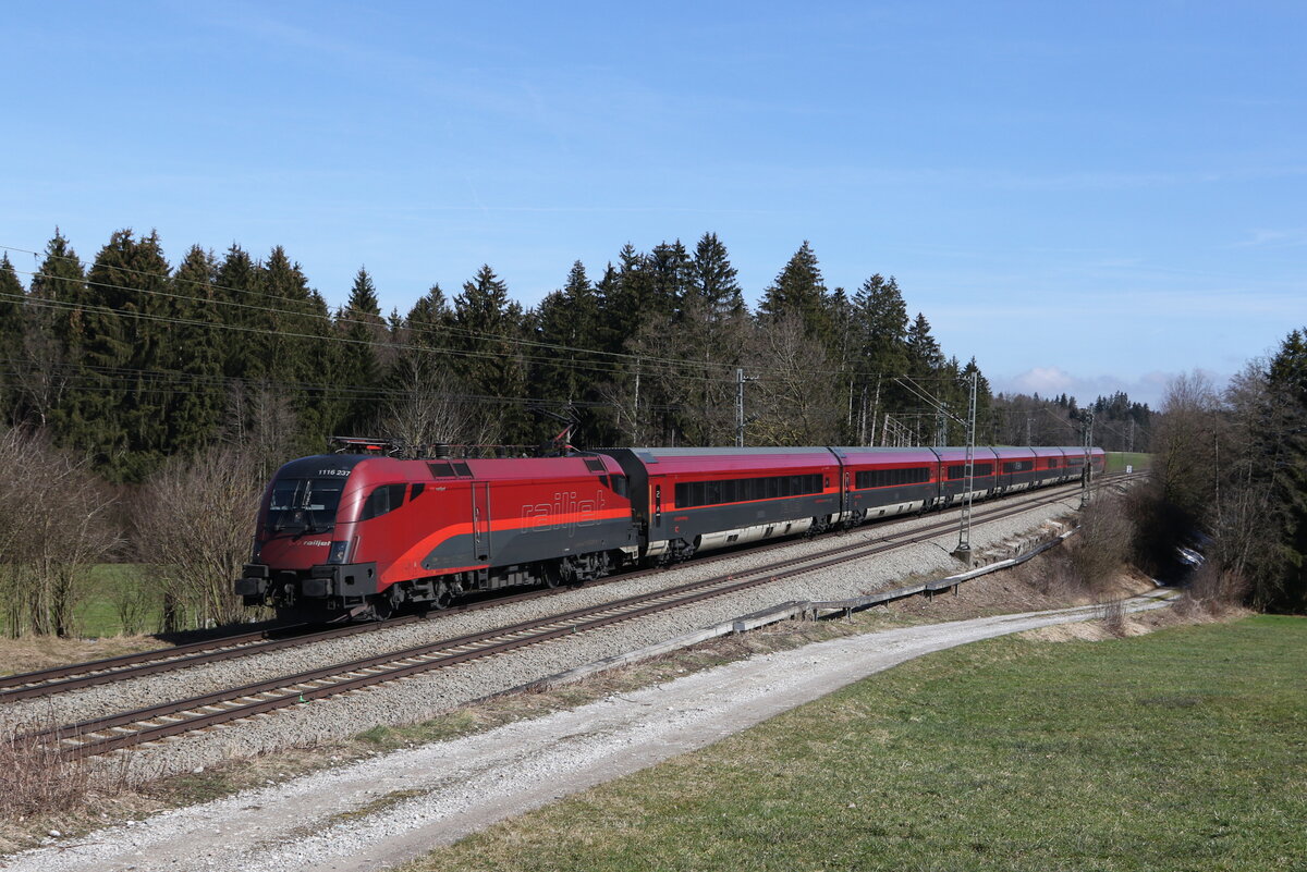 1116 237 aus Salzburg kommend am 16. Mrz 2023 bei Sossau im Chiemgau.