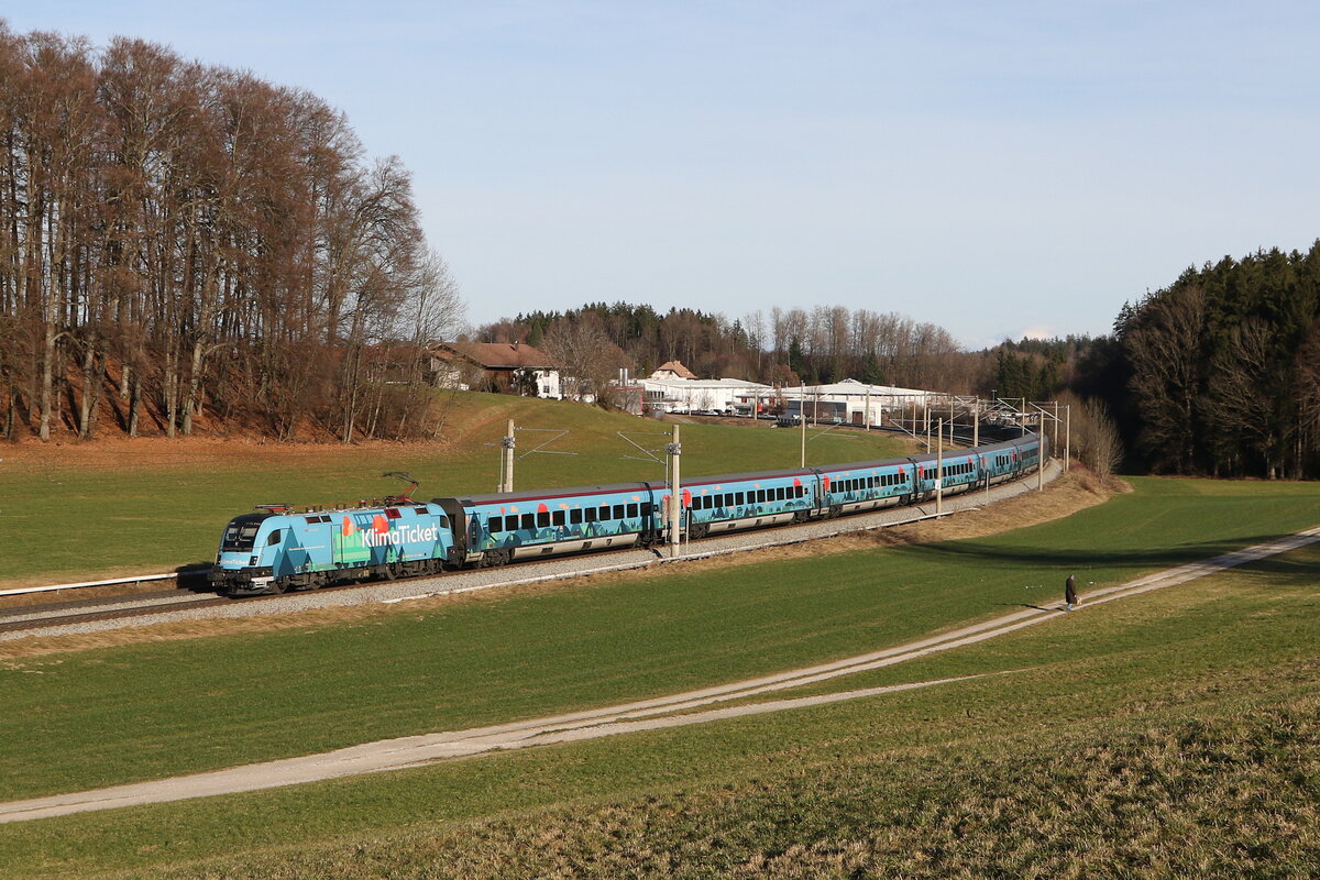 1116 244 mit dem  Klima-Ticket-Railjet  aus Salzburg kommend am 30. Dezember 2023 bei Axdorf im Chiemgau.