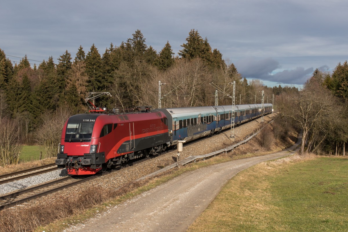 1116 245-2 war am 13. Februar 2016 schiebend am  Ski Austria Railjet  im Einsatz. Aufgenommen bei Grabensttt im Chiemgau.