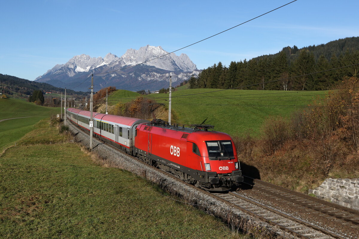 1116 253 mit dem  IC 1061  aus Wrgl kommend am 5. November 2025 bei Fieberbrunn in Tirol.