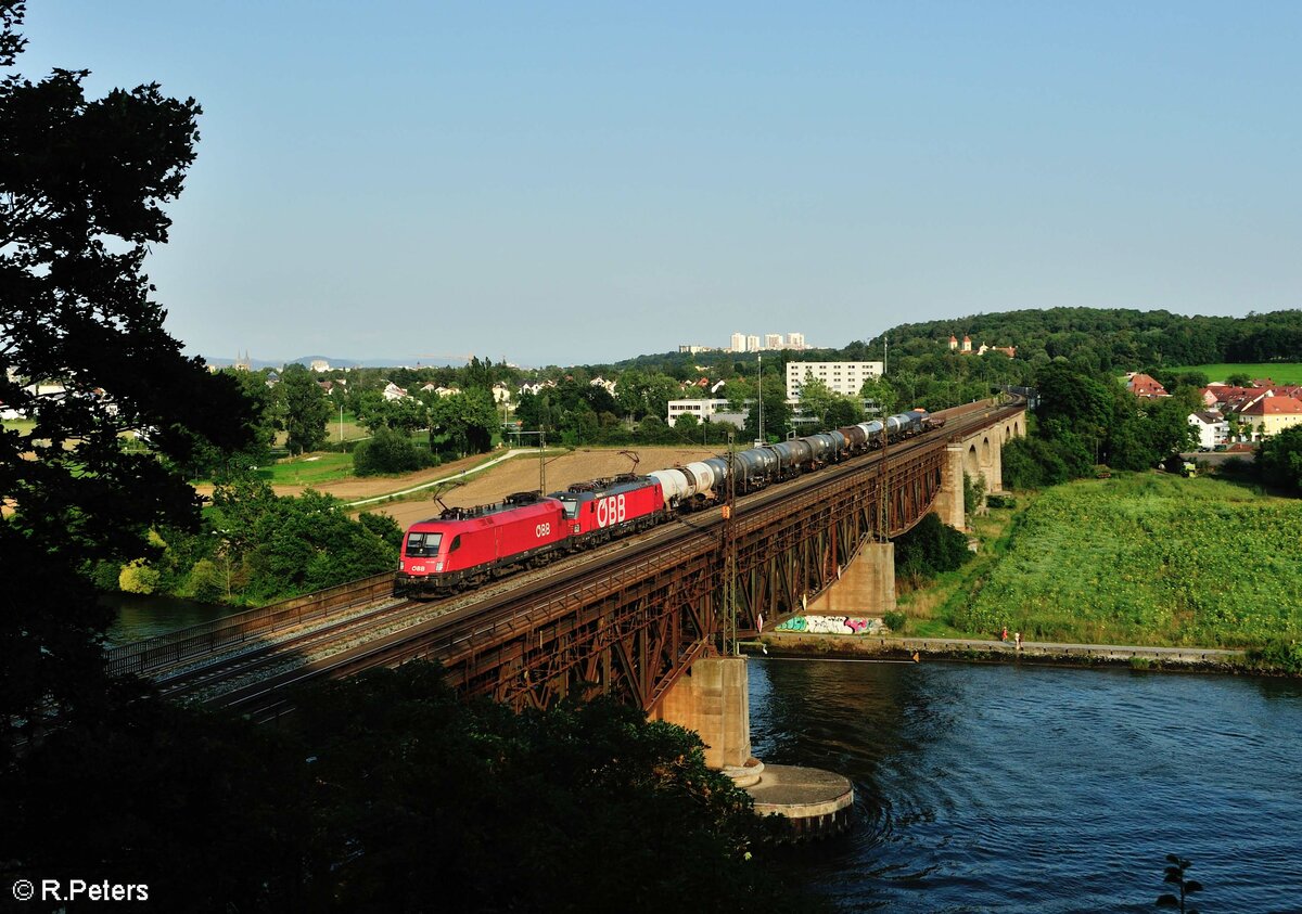 1116 259 + 1293 182 überqueren mit einem Kesselzug die Donau bei Regensburg Mariaort. 21.08.21