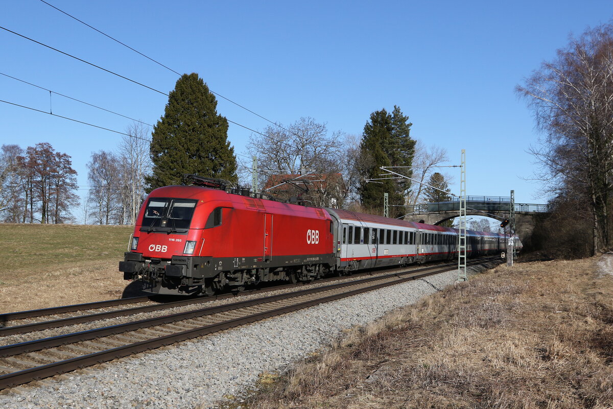1116 265 mit dem  EC 112  aus Salzburg kommend am 13. Februar 2022 bei bersee am Chiemsee.