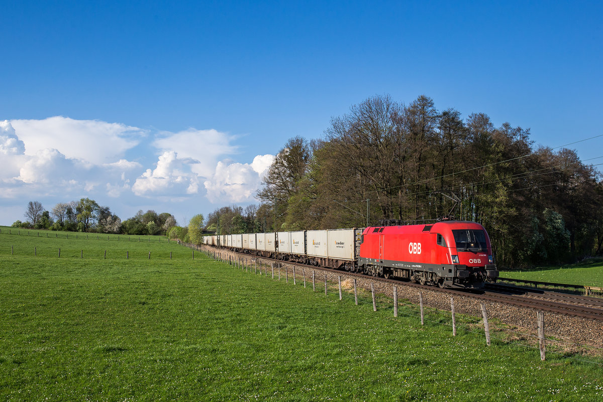 1116 266 mit einem Containerzug am 10. April 2017 bei Vogl.