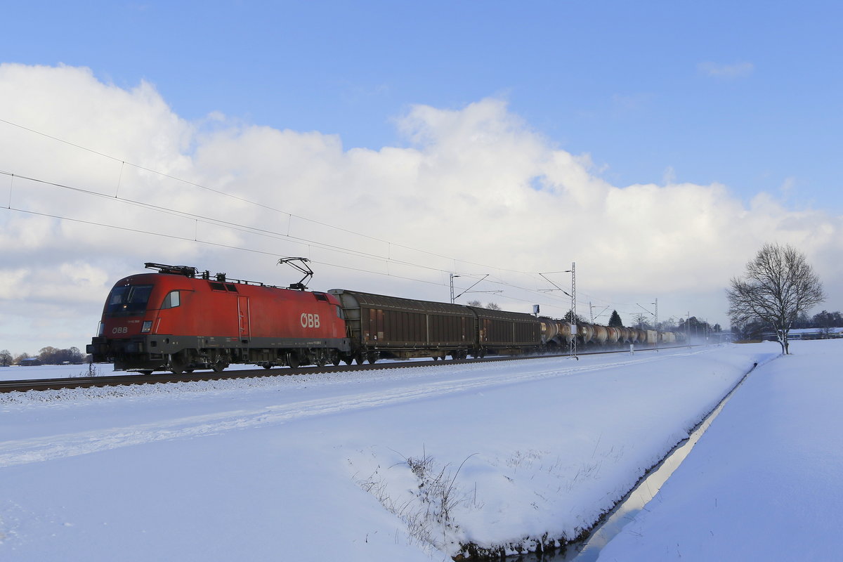 1116 269 kam kurz darauf mit einem gemischten Gterzug ebenfalls aus Salzburg. Aufgenommen am 6. Januar 2016 bei bersee am Chiemsee.