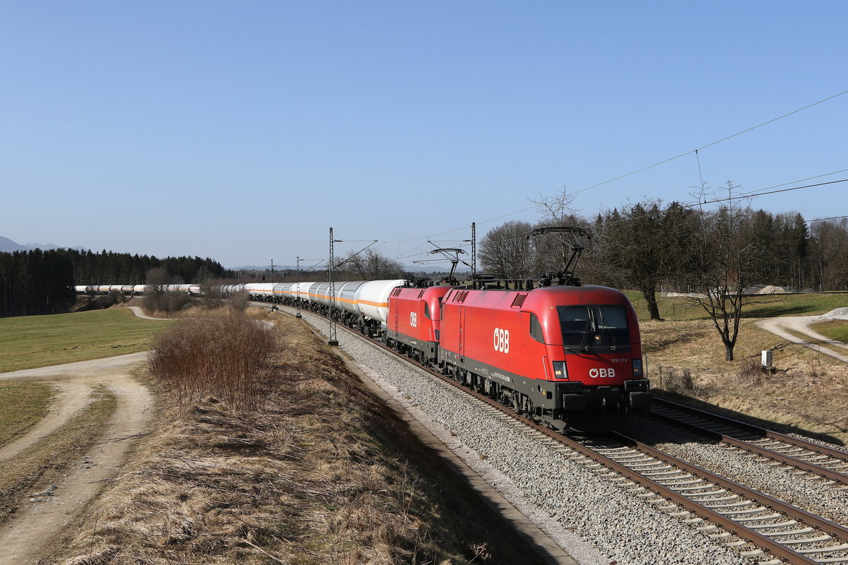 1116 274 & 1116 272 mit Druckgaskesselwagen aus Mnchen kommend am 25. Februar 2021 bei Grabensttt im Chiemgau.