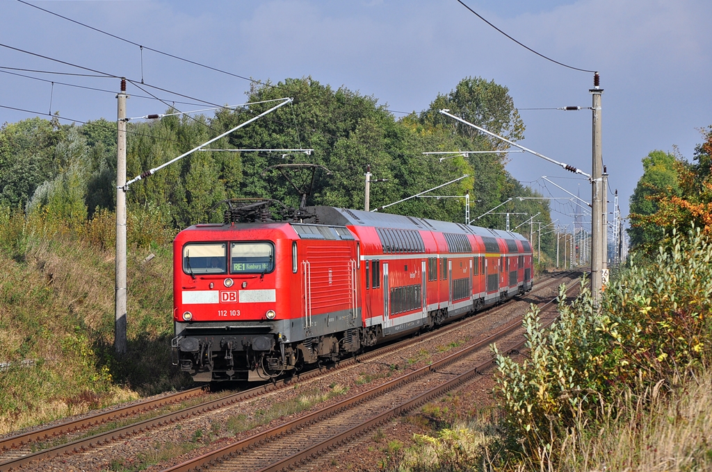 112 103 saust mit dem RE 4308 (Rostock-Hamburg) am 09.10.2013 durch Sildemow ihrem nchsten Halt Schwaan entgegen.