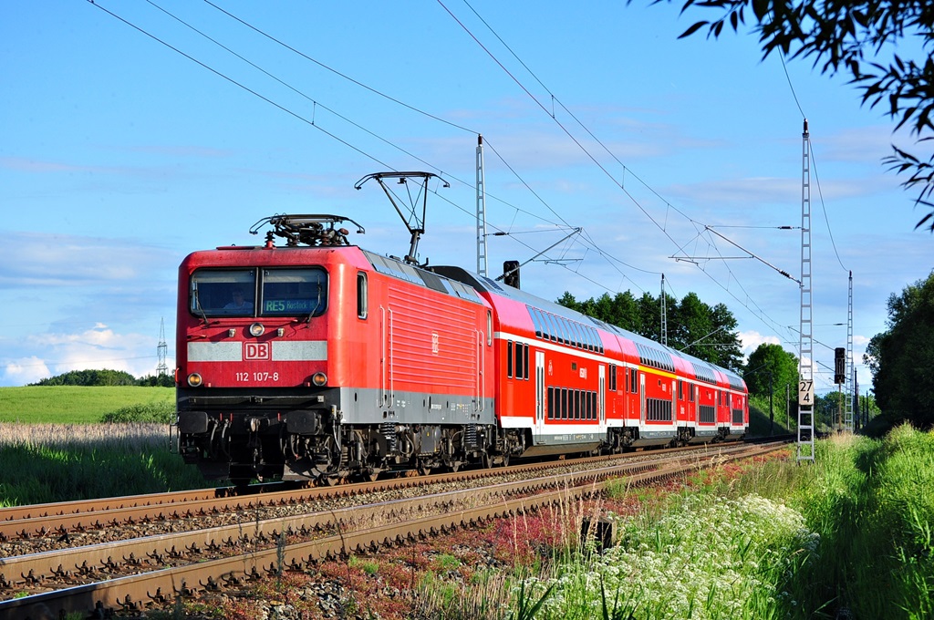 112 107  rollt am 14.006.2014 durch Sildemow in Richtung Rostock Hbf.