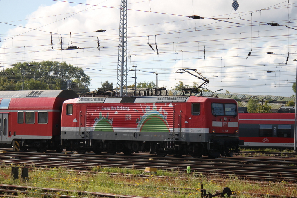112 108-6 mit RE 5 von Rostock Hbf nach Lutherstadt Wittenberg bei der Bereitstellung im Rostocker Hbf.27.09.2015