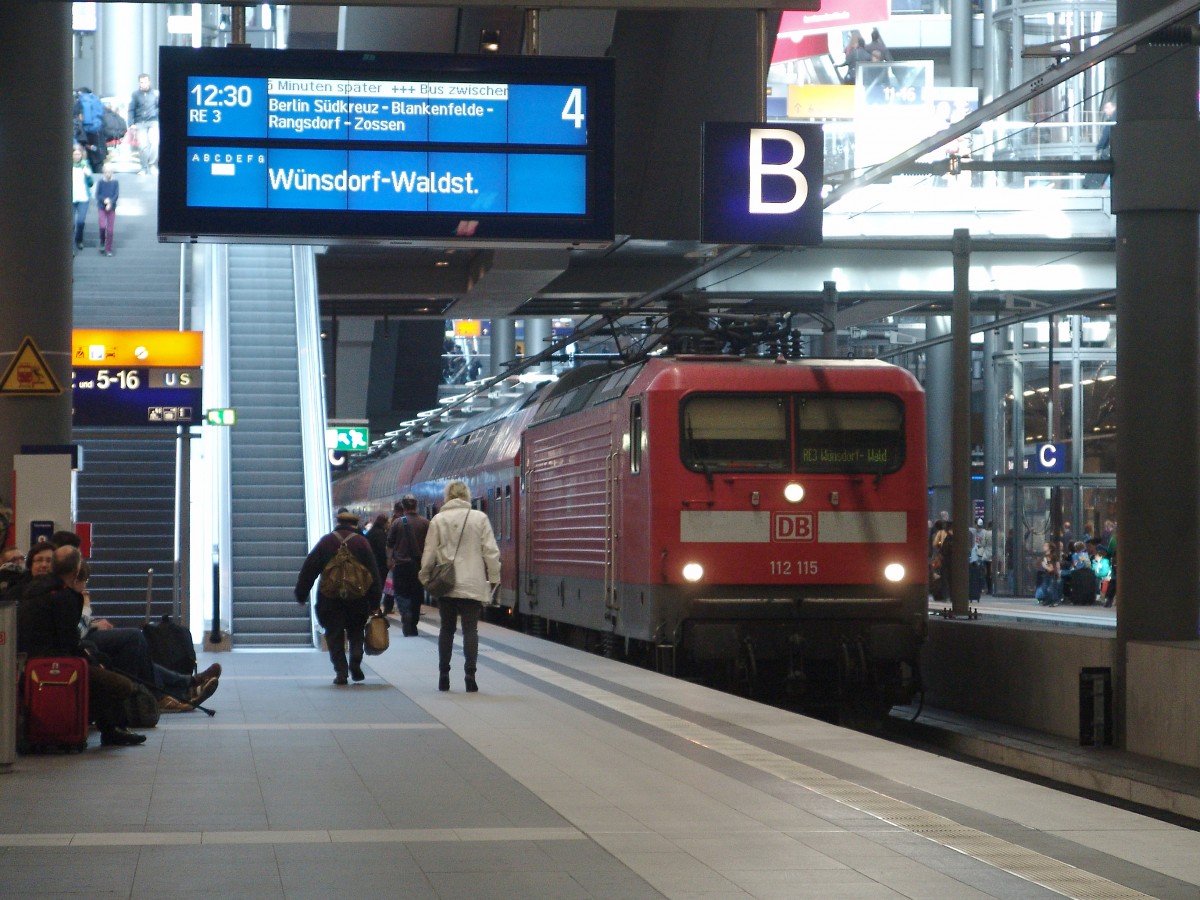 112 115-1 fuhr am 20.10.2013 mit RE 3 nach Wünsdorf-Waldstadt in den Berliner Hauptbahnhof ein. 