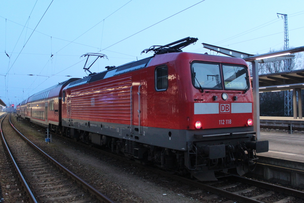 112 118 mit RE 4360 von Elsterwerda nach Rostock Hbf kurz nach der Ankunft im Rostocker Hbf.09.02.2018