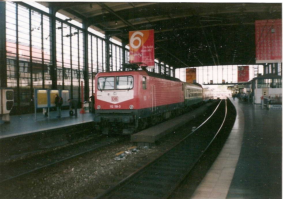112 119 in der Bahnhofshalle von Berlin Zoologischer Garten.