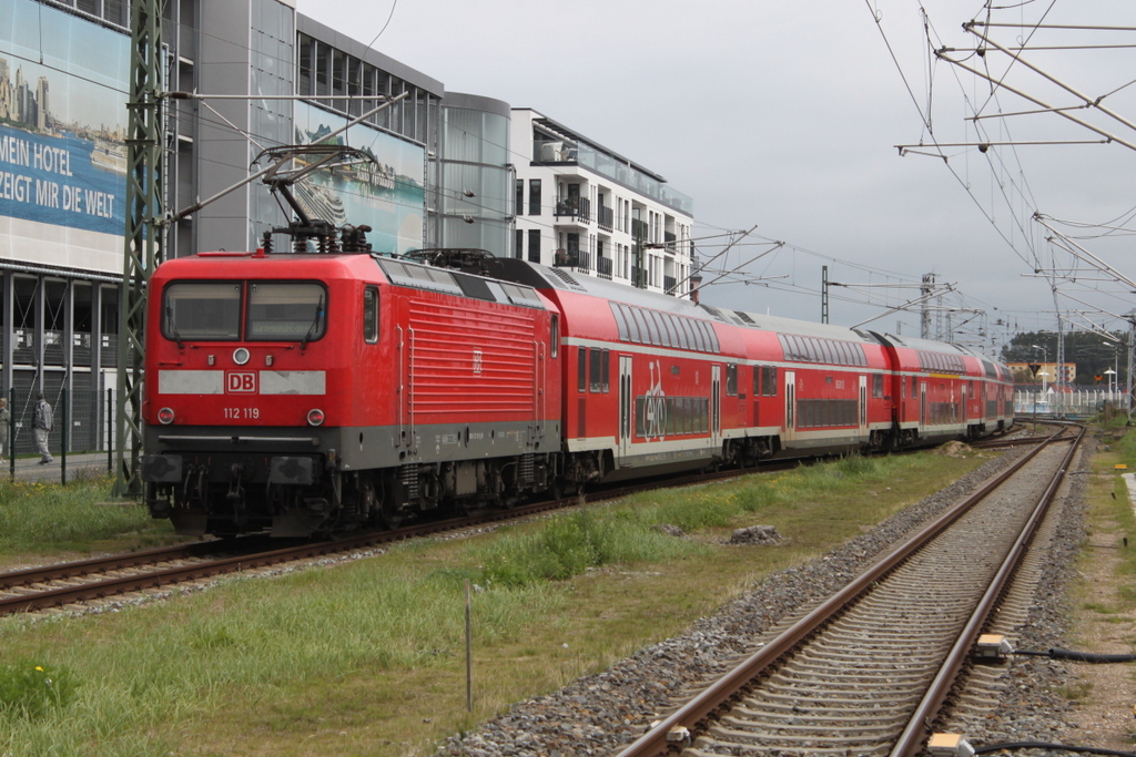 112 119 mit RE 18490 von Berlin Hbf(tief)nach Warnemünde bei der Durchfahrt in Warnemünde Werft.21.09.2019