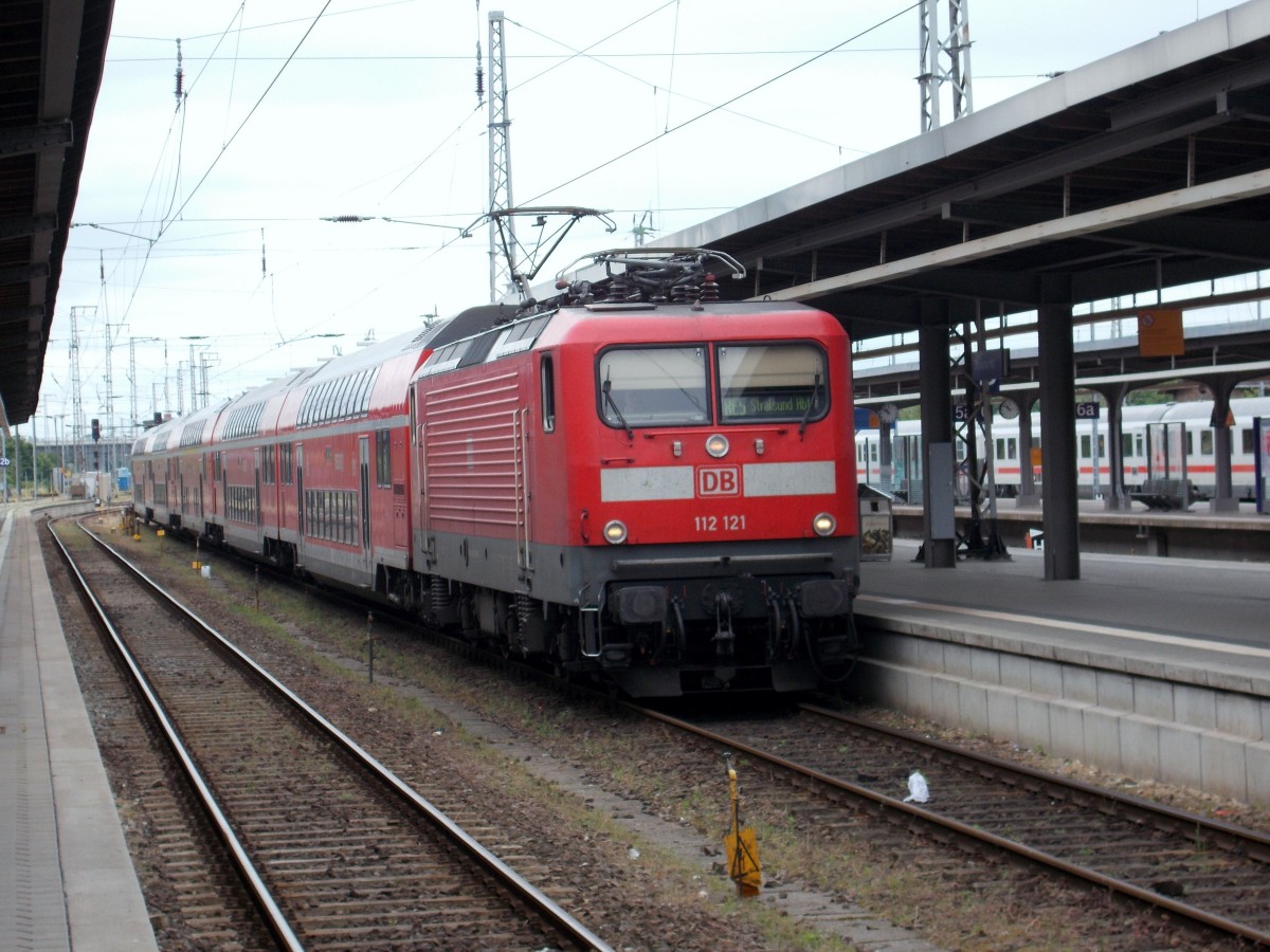 112 121 kam,am 21.Juni 2015,mit dem RE aus Oranienburg,auf Gleis 3 in Stralsund an.
