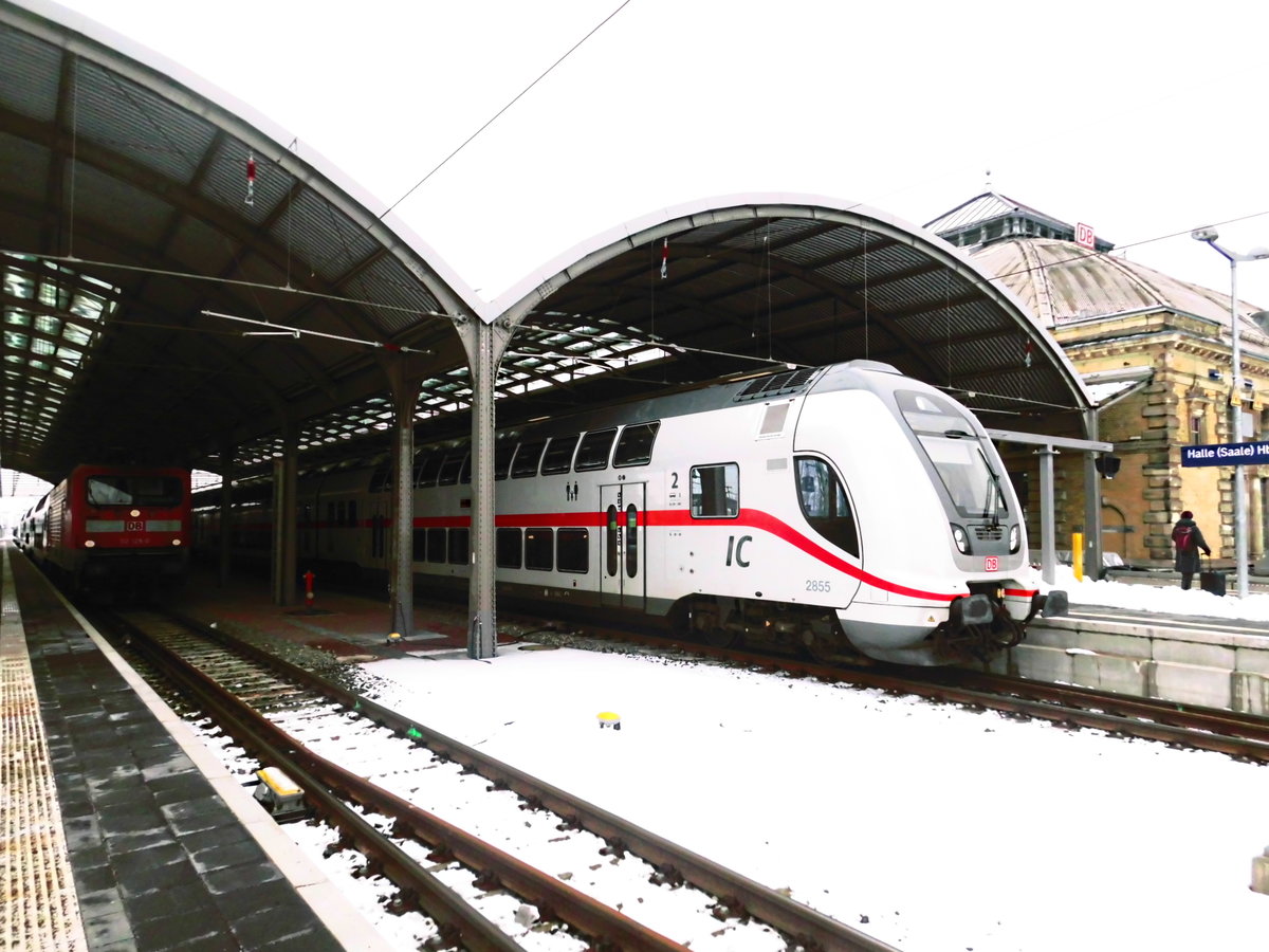 112 125 und ein IC2 im Bahnhof Halle/Saale Hbf am 7.3.18