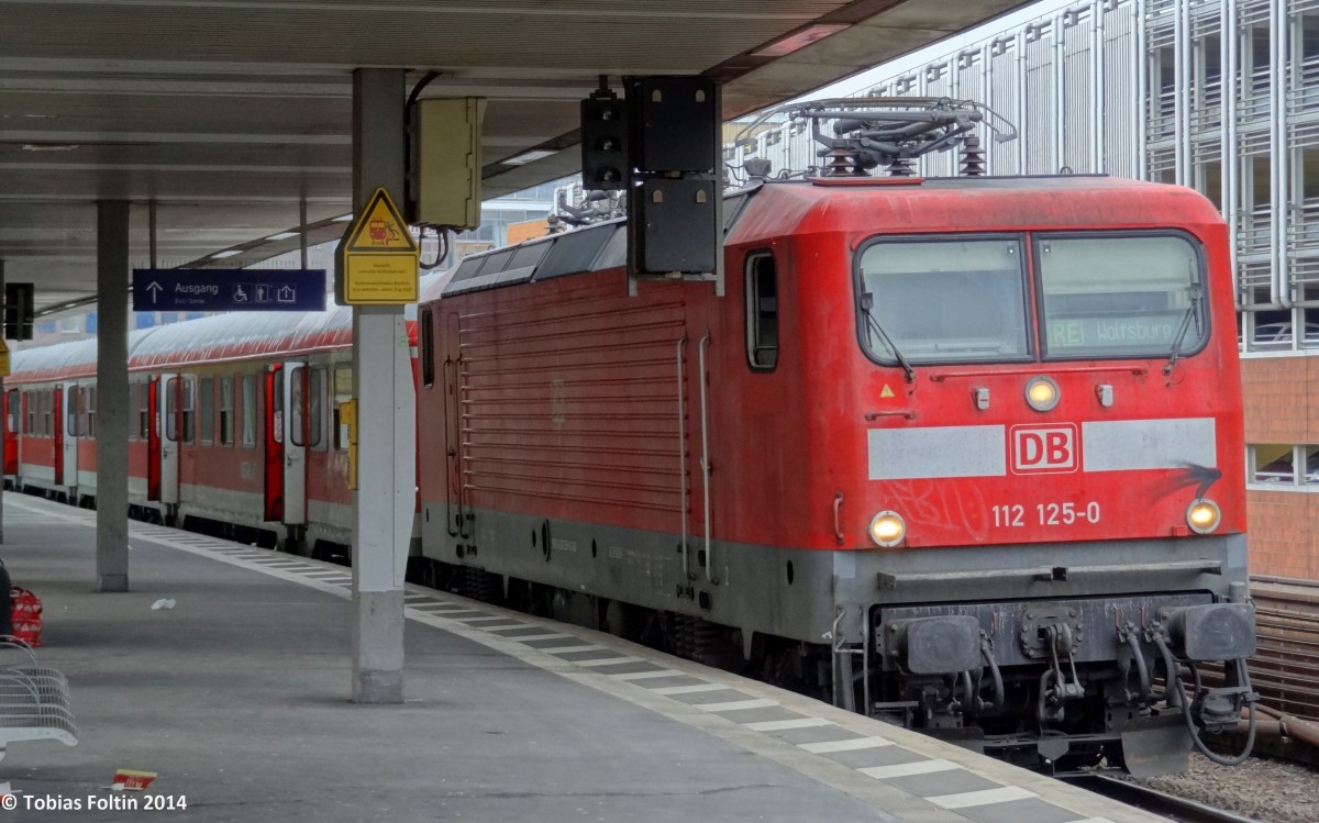 112-125 wird sich in Kürze in die Autostadt nach Wolfsburg aufmachen.
Aufgenommen im März 2014 in Hannover Hbf.