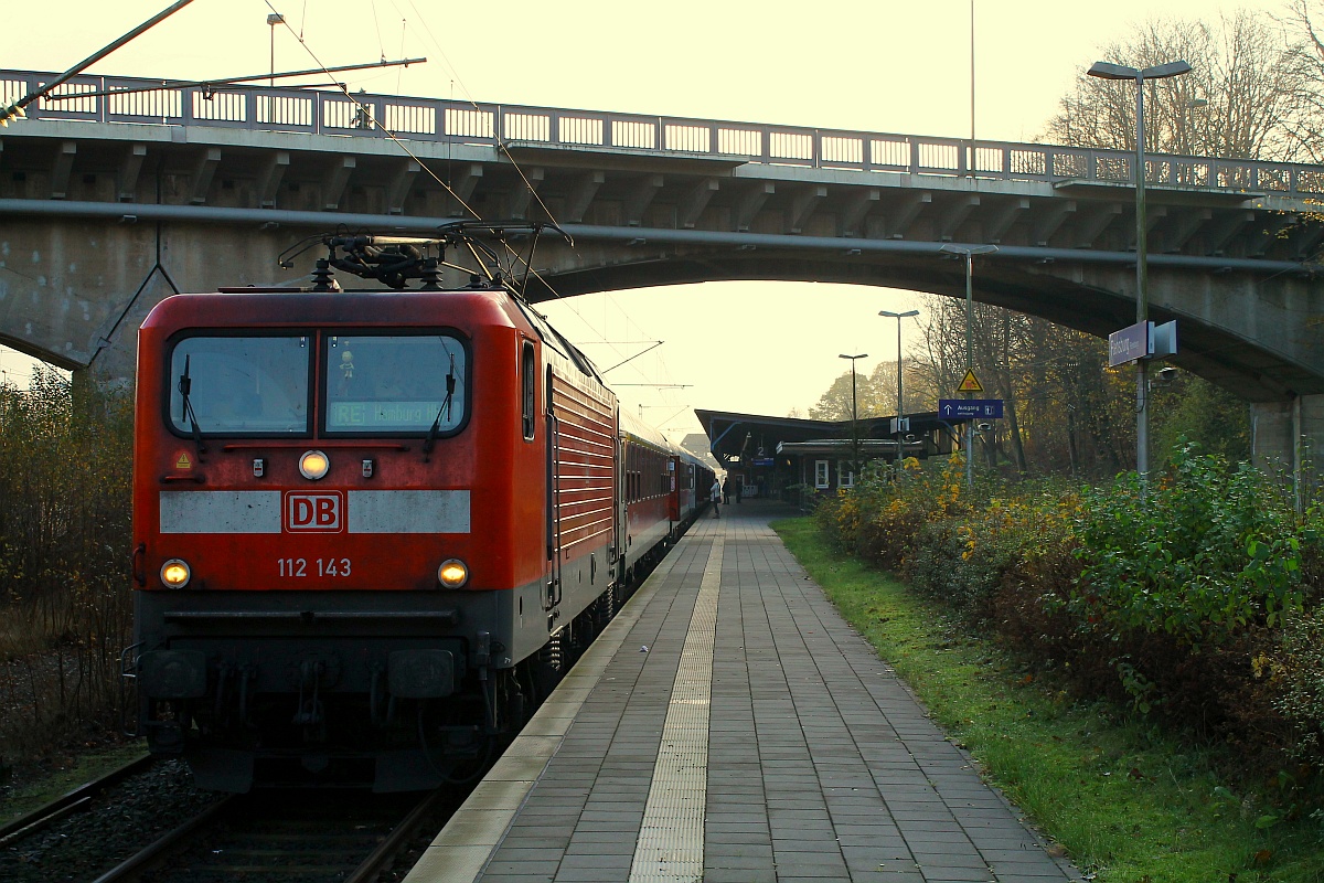 112 143-3 in Startposition um als RE 21067 nach Hamburg fahren zu können. Flensburg 20.11.2014