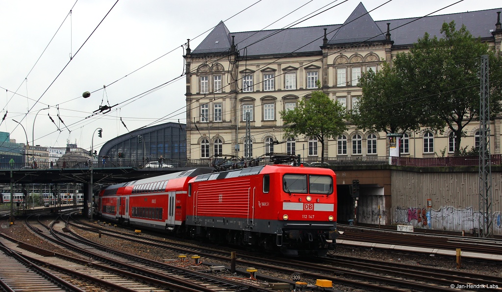 112 147-4 fuhr am trüben 21.9.15 mit dem RE80 (RE 21470) nach Lübeck Hbf. aus dem Hamburger Hbf. ab.