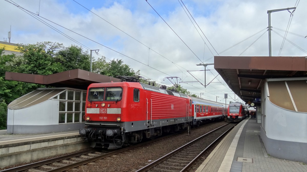 112-151 legt mit einem RE nach Hamburg Hbf in Neum�nster einen Zwischenhalt ein.
Aufgenommen im Mai 2014.