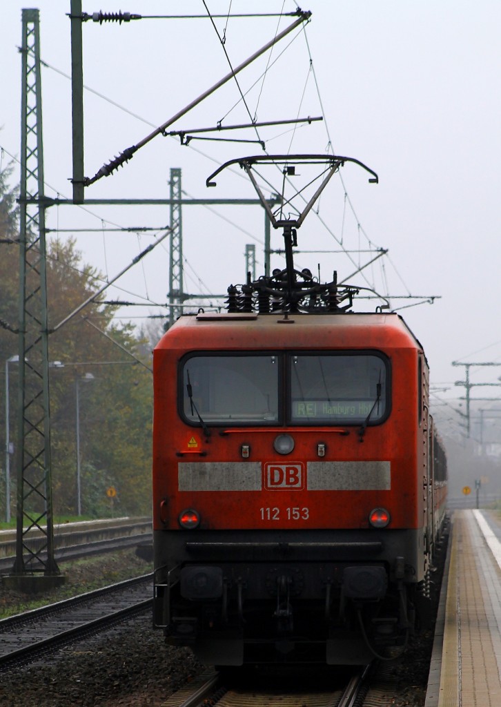 112 153(-2)hier mit einer gedrehten Version der SH Express Ersatz-Garnitur(6 n-Wagen)festgehalten bei der Abfahrt in Schleswig am 13.11.2014